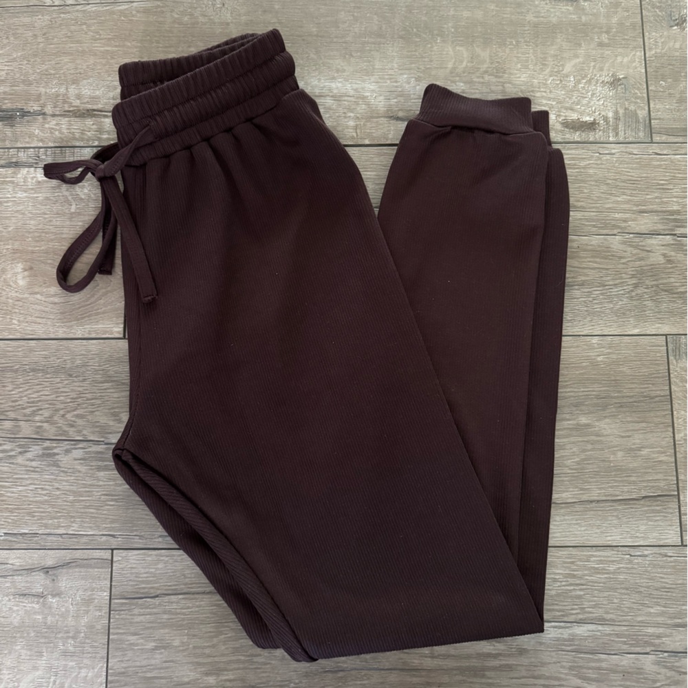 VAI21• joggers🤎